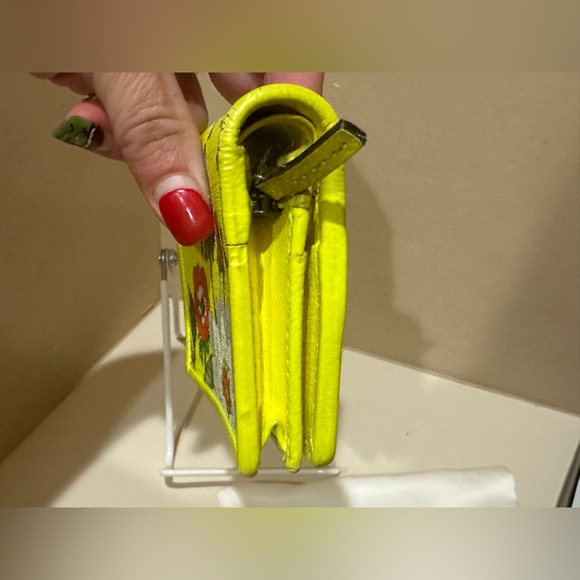 GUCCI Flora Zumi Compact Neon Yellow Leather Womens Bifold W/Dustbag and box - Picture 4 of 13